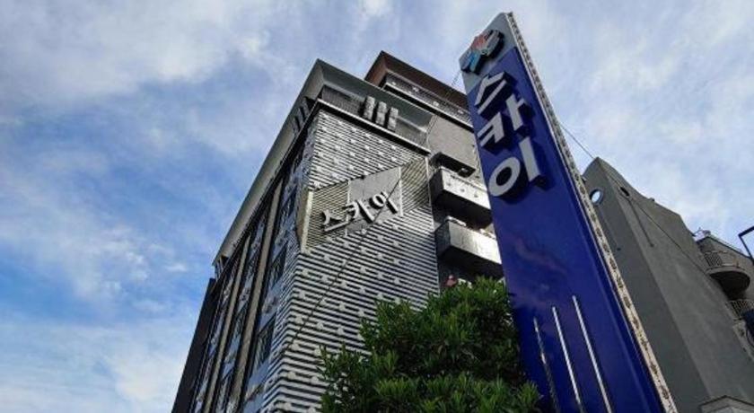 Sky Hotel Changwon Extérieur photo