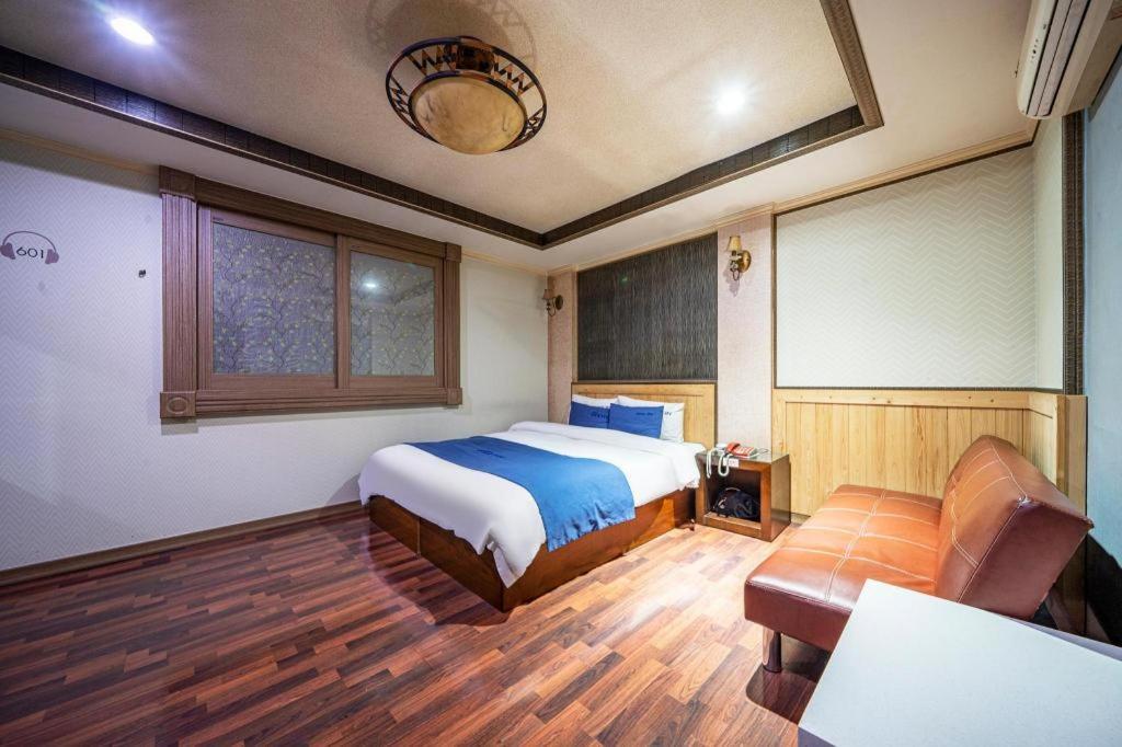Sky Hotel Changwon Extérieur photo