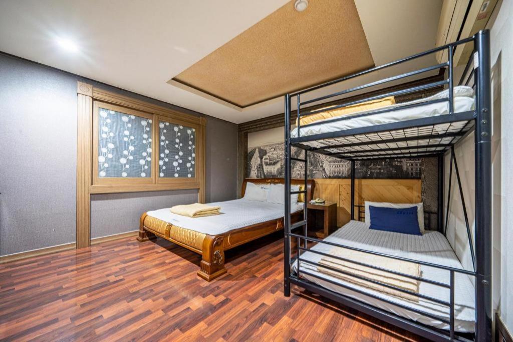 Sky Hotel Changwon Extérieur photo