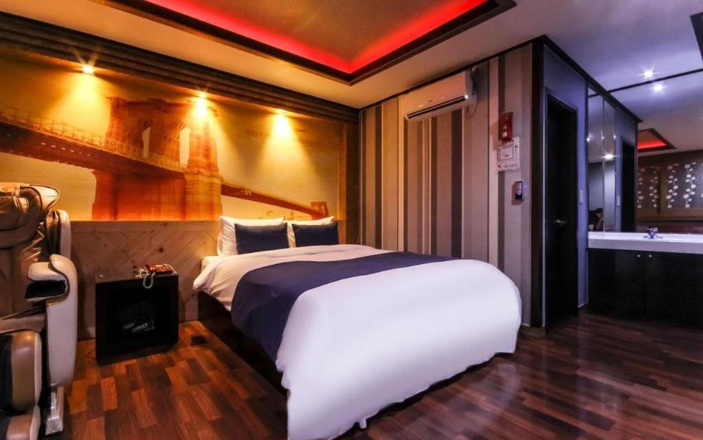 Sky Hotel Changwon Extérieur photo