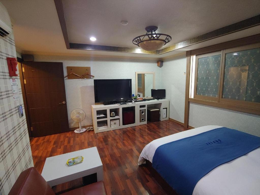 Sky Hotel Changwon Extérieur photo