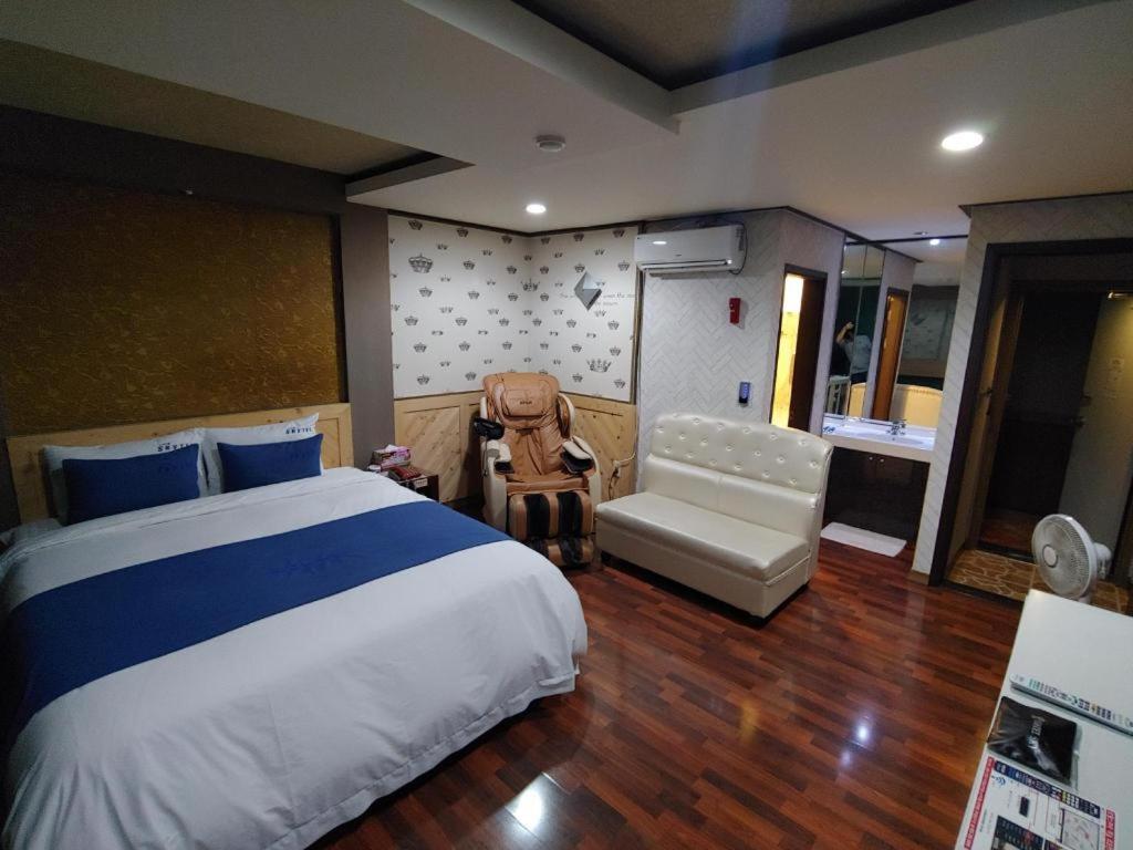 Sky Hotel Changwon Extérieur photo