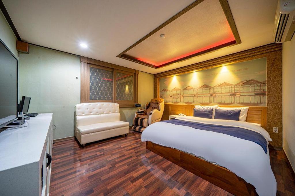 Sky Hotel Changwon Extérieur photo