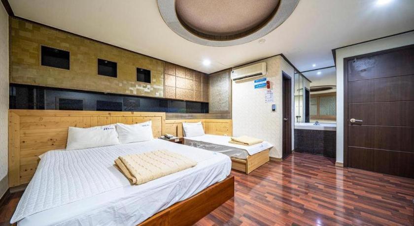 Sky Hotel Changwon Extérieur photo